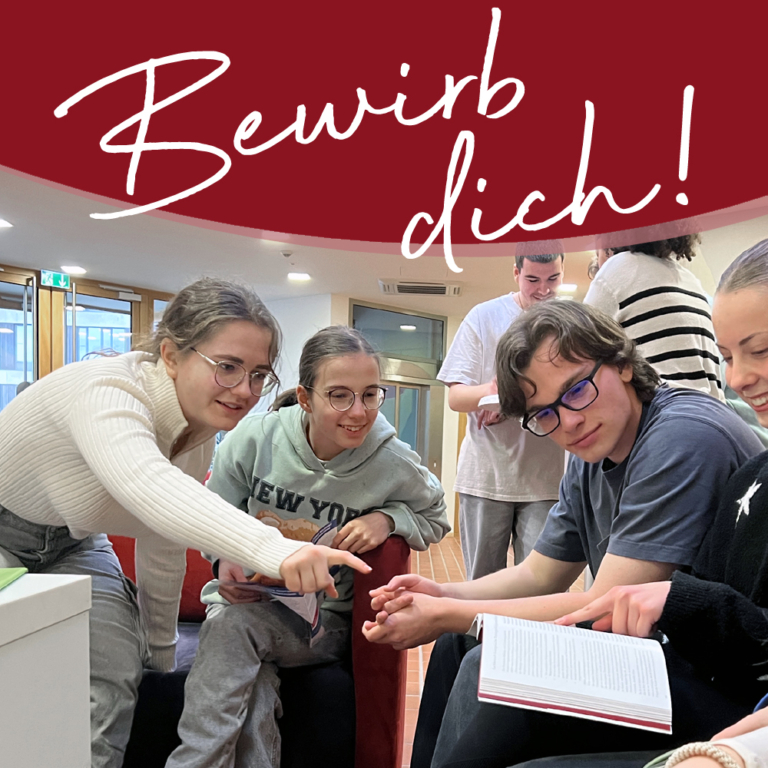 Teaserbild: Bewirb dich! Studierende sitzen im Foyer der Fachakademie und betrachten den Jahresbericht.