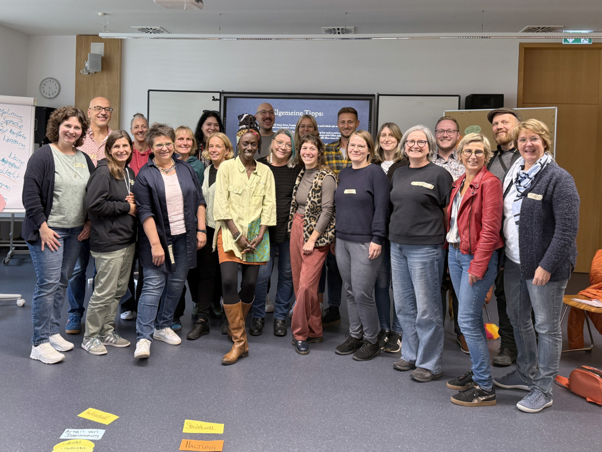 Gruppenfoto des Kollegiums mit Priscilla Hirschhausen
