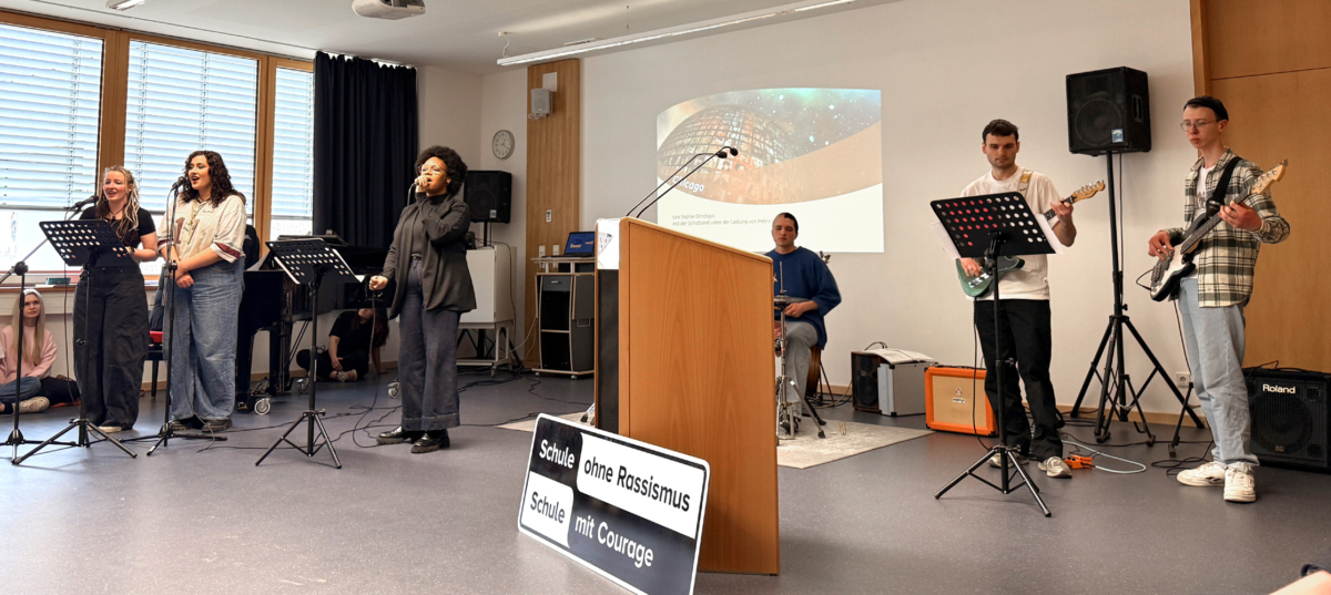 Schulband der Fachakademie mit Sängerin Lea Sophie Omotayo