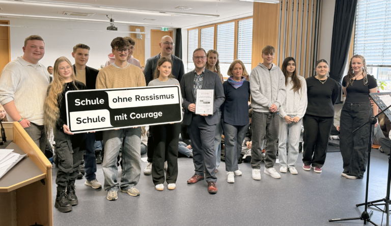Schildübergabe anlässlich der Beitrittsveranstaltung "Schule ohne Rassismus - Schule mit Courage"