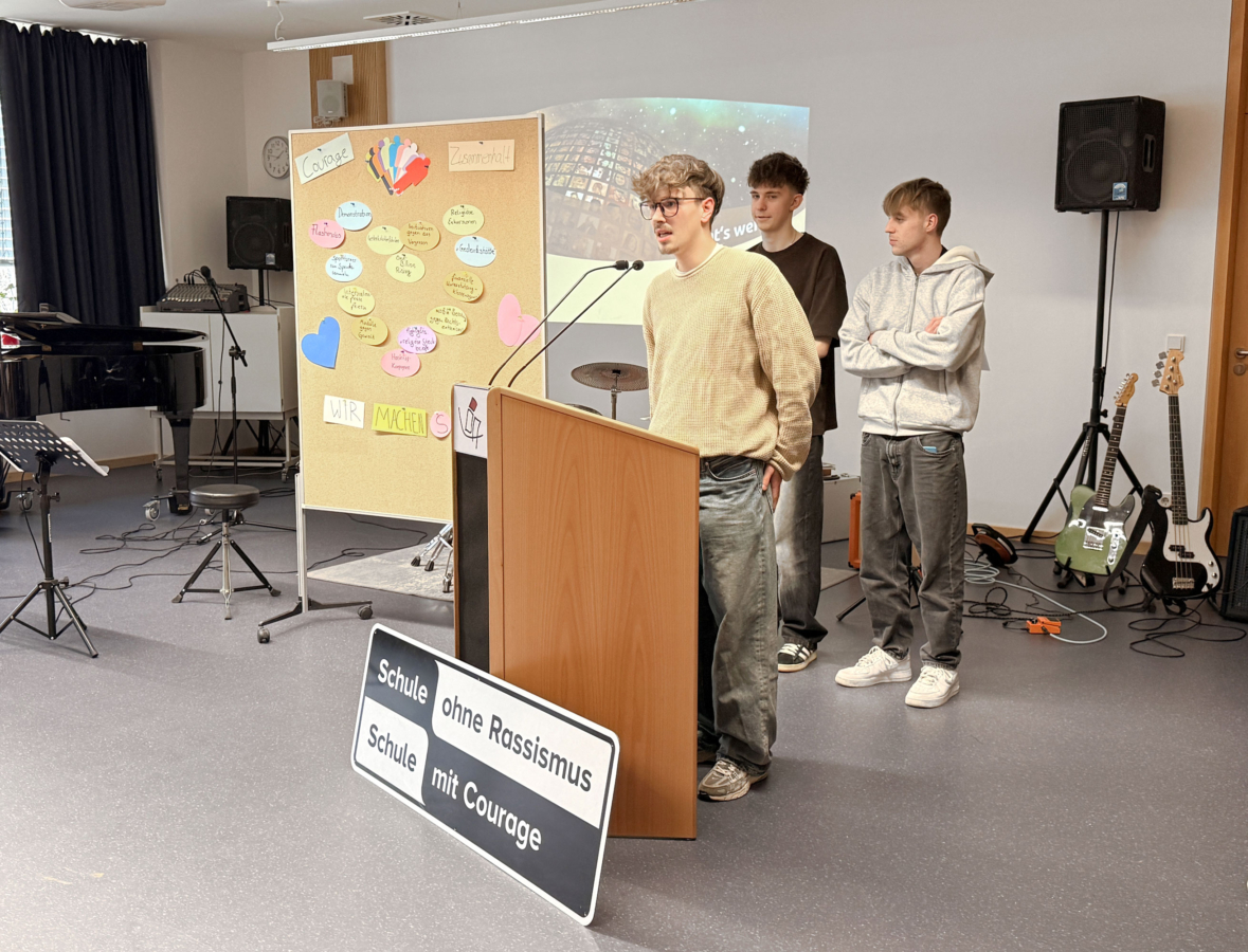 Die SMV präsentiert ihre Ideen für diskriminierungssensible Bildungsarbeit während der Beitrittsveranstaltung "Schule ohne Rassismus - Schule mit Courage"